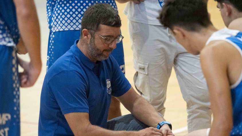 L'entrenador del sènior masculí, Francesc Linares, en un temps mort
