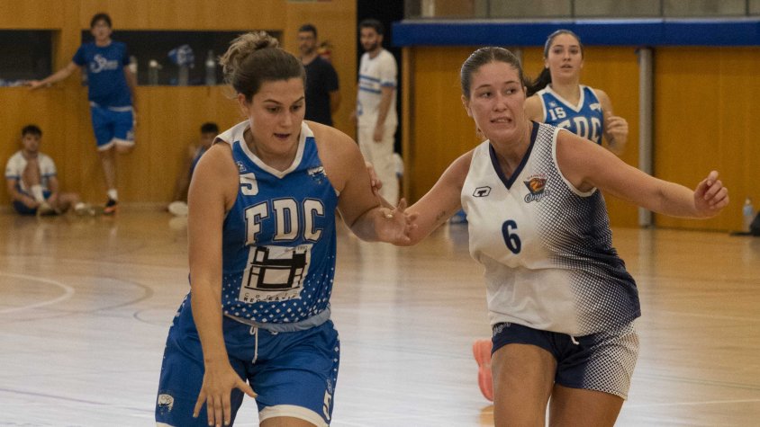 Clara Busquets entrangt a cistella
