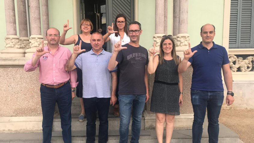 Bona part dels regidors del govern municipal de Cassà de la Selva s’han fet una fotografia de grup amb els dits polze i índex en forma d’ela.
