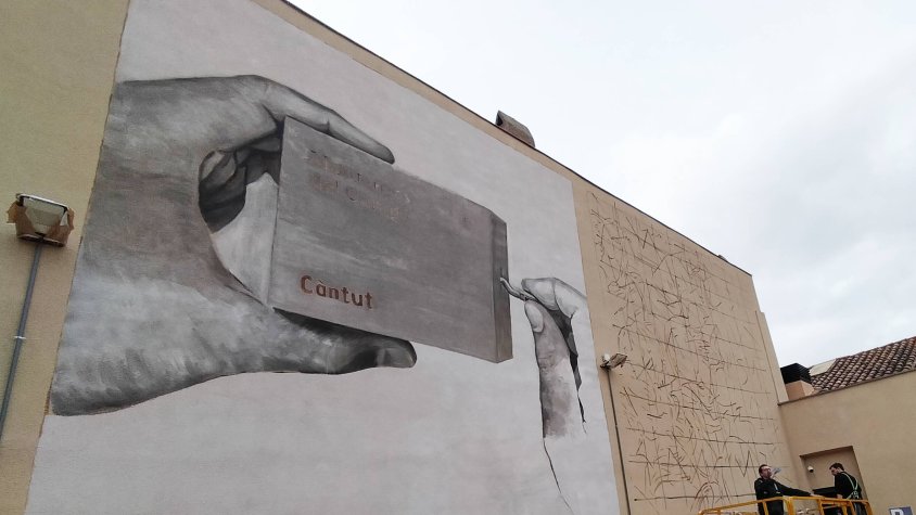 La capseta de música, en el mural que es va pintar l'any passat a can Parera