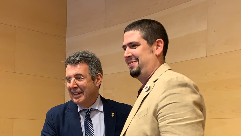Pau Presas encaixa amb el futur president de la Diputació, Miquel Noguer.