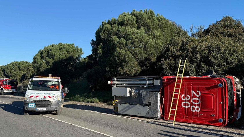 El conductor d'un turisme mor en un xoc frontal amb un camió de Bombers que tornava d'un servei a Cassà de la Selva