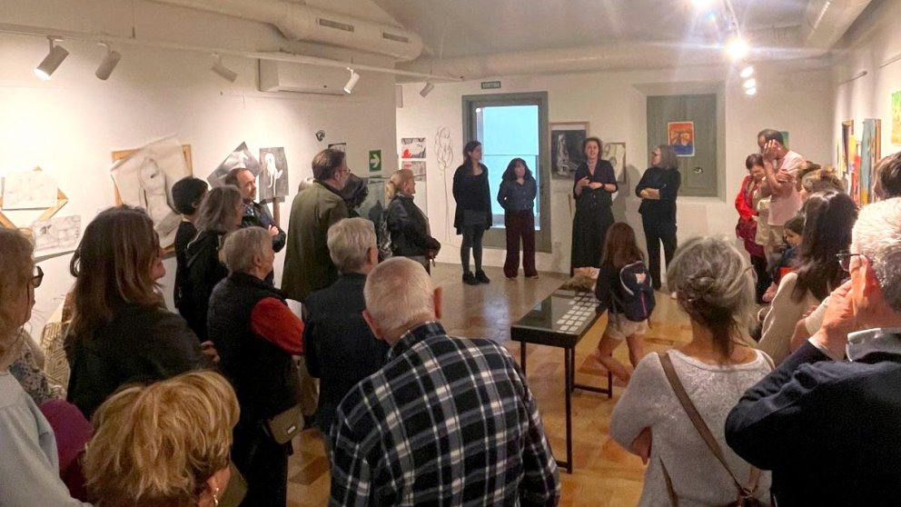 L’Escola d’Art Josep Lloveras presenta l’exposició “Un univers per jugar, art per mirar”, inspirada en l’univers creatiu de Dixit