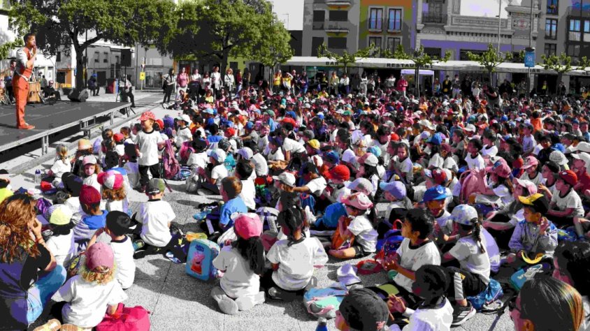 Molta gent omple la plaça de la Coma per celebrar Sant Jordi