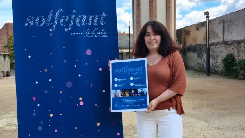 La regidora Ester Domínguez amb el cartell del Solfejant d'aquest estiu