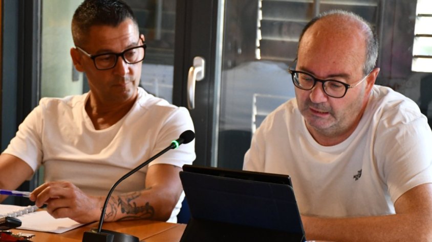 Montsuñer, a la dreta, en una intervenció al ple d'aquest vespre