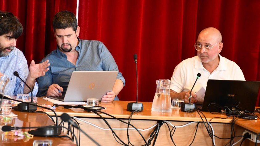 A la foto del ple del mes de juny, Pau Presas, conversant amb el secretari municipal, i Robert Mundet, presidint la sessió.